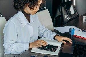 Kobieta pracująca w biurze księgowym w Holandii