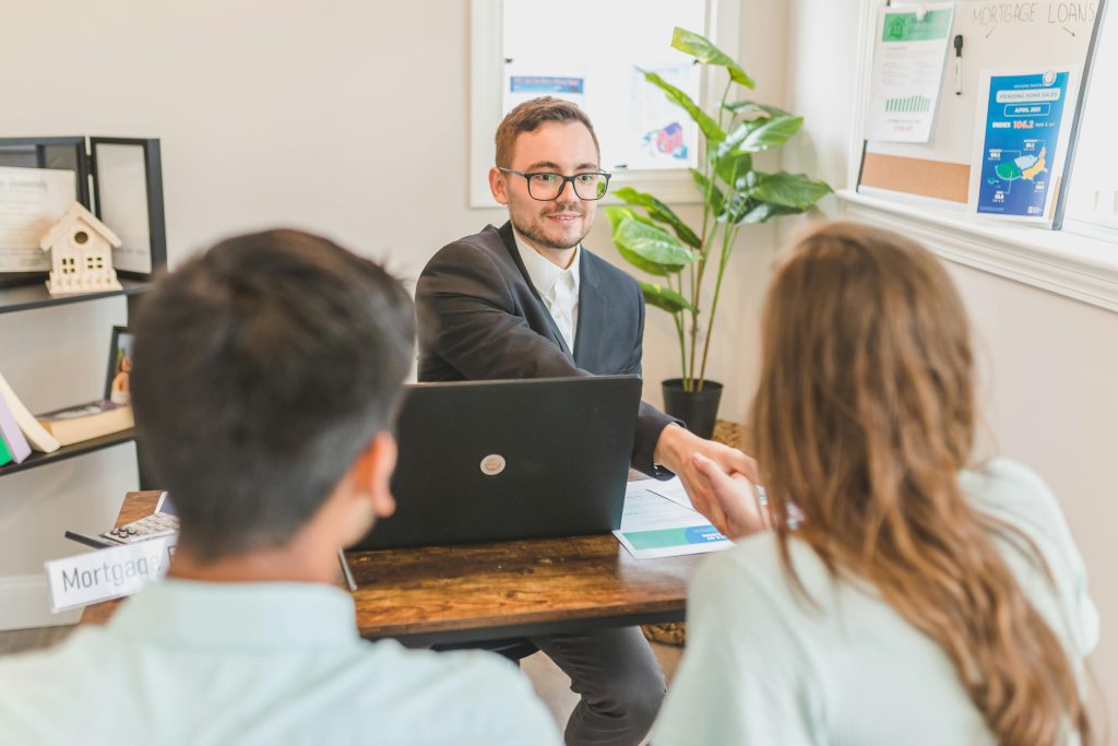 Pracownik udzielający doradztwo finansowe
