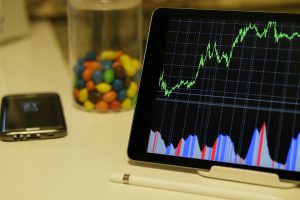 Jakie są korzyści i ryzyka inwestowania w ETF-y?