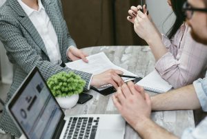 Spotkanie inwestorów w domu maklerskim – analiza rynków, strategie i planowanie finansowe.
