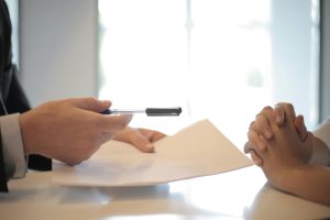 Tłumaczenia przysięgłe z niemieckiego we Wrocławiu – biurko tłumacza z dokumentami i pieczęcią.
