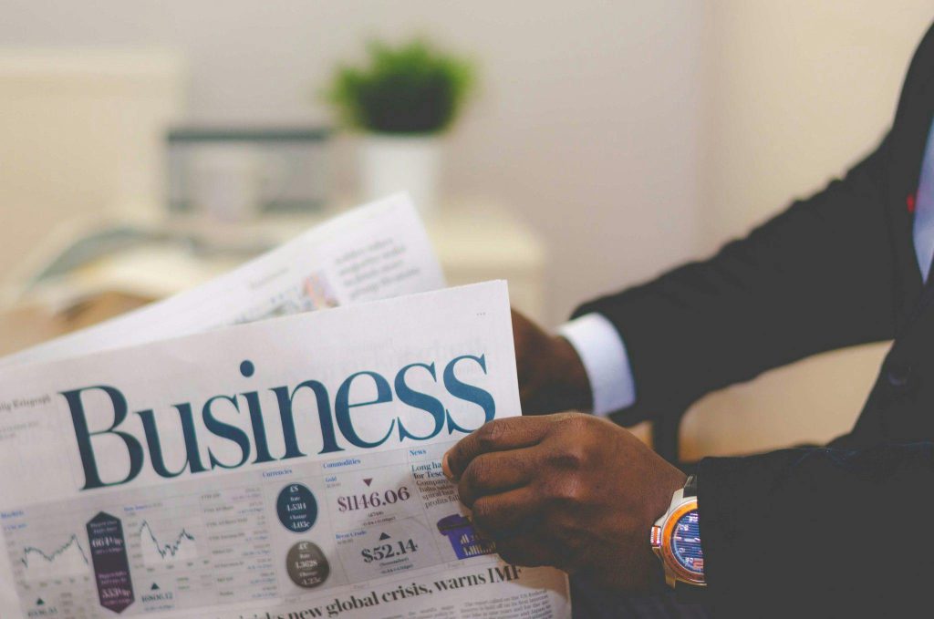 gazeta z nagłówkiem biznes - doradztwo inwestycyjne dla firm