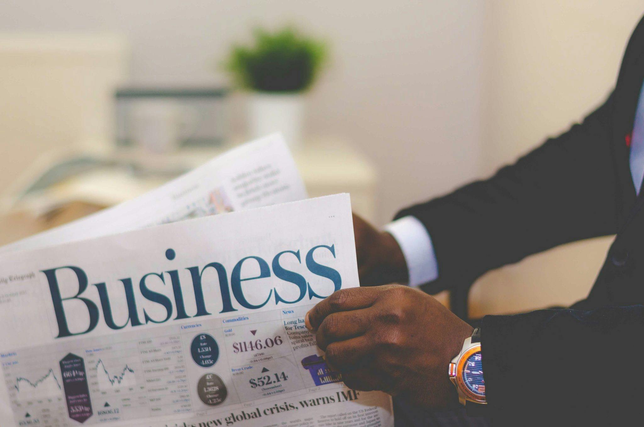 gazeta z nagłówkiem biznes - doradztwo inwestycyjne dla firm